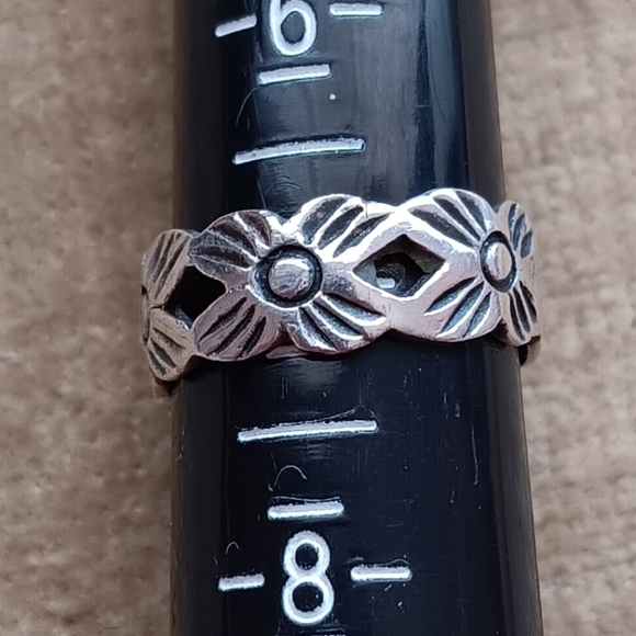.925 Silver Flower Band Ring - Picture 5 of 7